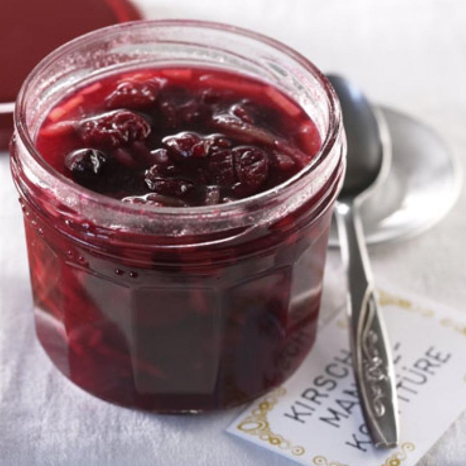 Linzer Torte wird mit Konfitüre gefüllt Linzer Torte wird mit Konfitüre gefüllt