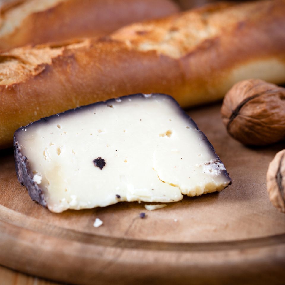 Manchego ist ein spanischer Käse, der häufig als Tapa gereicht wird Manchego ist ein spanischer Käse, der häufig als Tapa gereicht wird