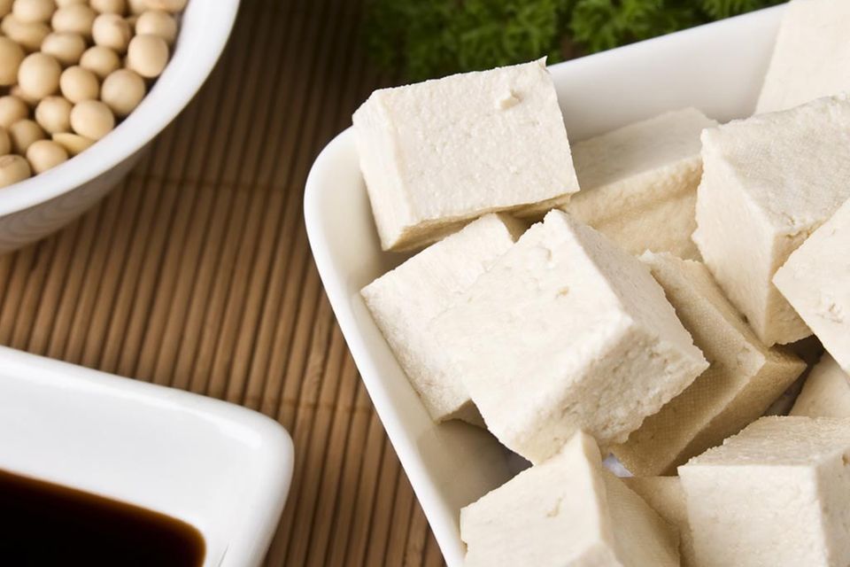 Tofu und Sojasauce sind Produkte aus Sojabohnen
