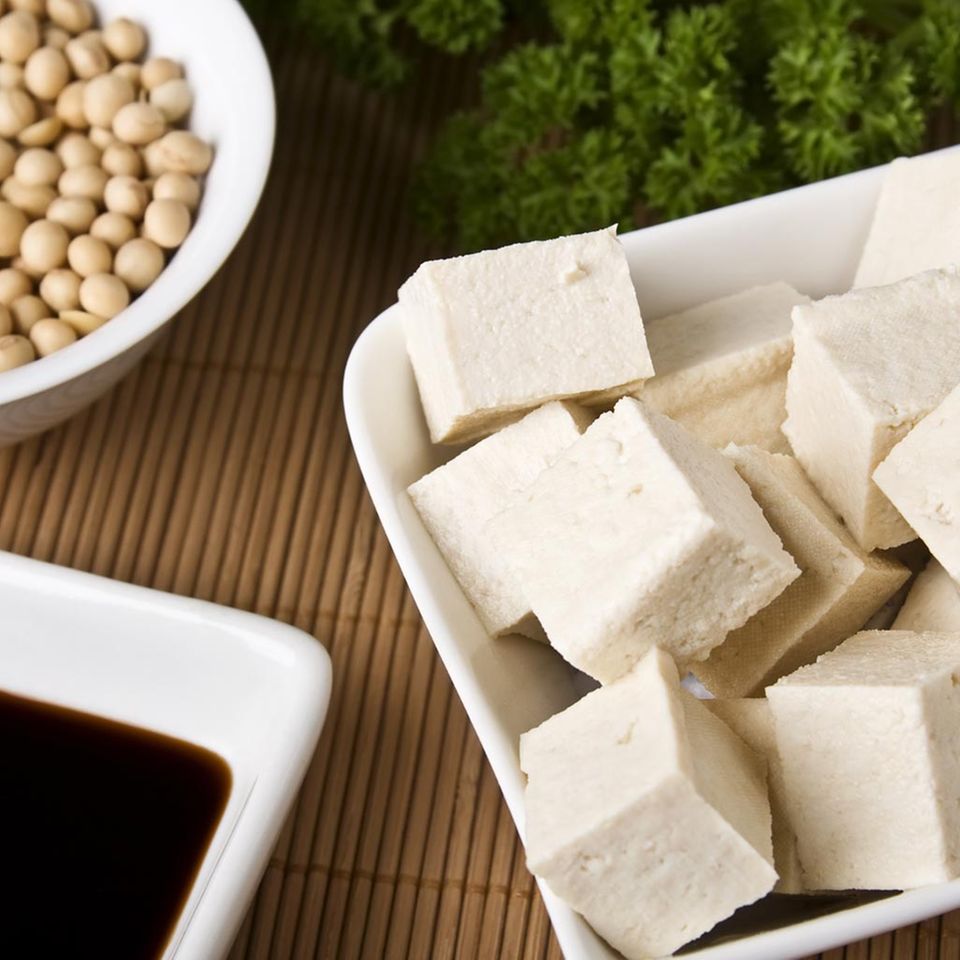 Tofu und Sojasauce sind Produkte aus Sojabohnen Tofu und Sojasauce sind Produkte aus Sojabohnen
