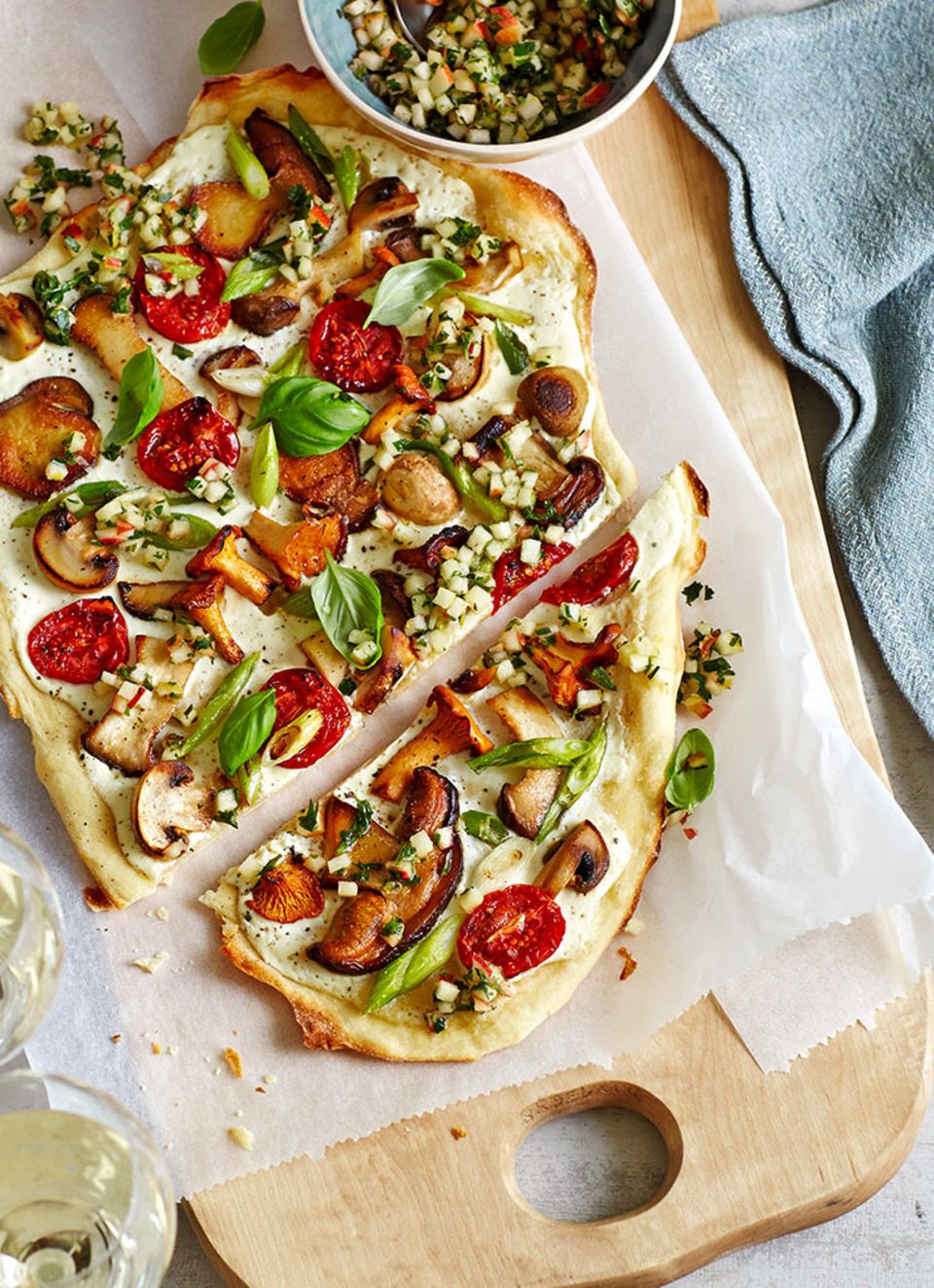 Auf knusprigem Flammkuchen machen Pfifferlinge eine gute Figur Auf knusprigem Flammkuchen machen Pfifferlinge eine gute Figur