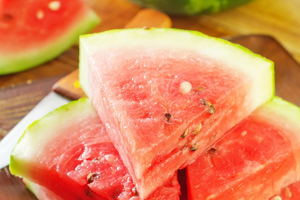 Von reifen Melonen hat das Fruchtfleisch eine kräftige rote Farbe