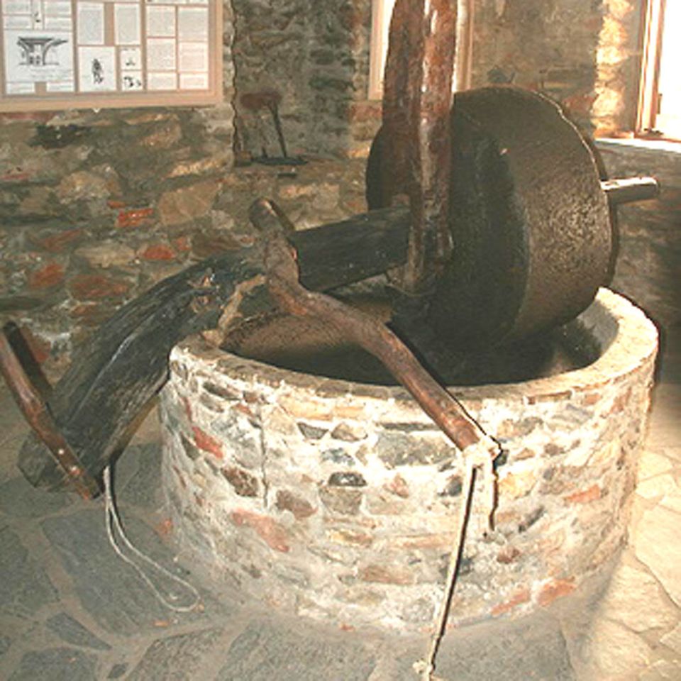Manuelle Olivenölpresse in Griechenland: heute ein Museumsstück Manuelle Olivenölpresse in Griechenland: heute ein Museumsstück