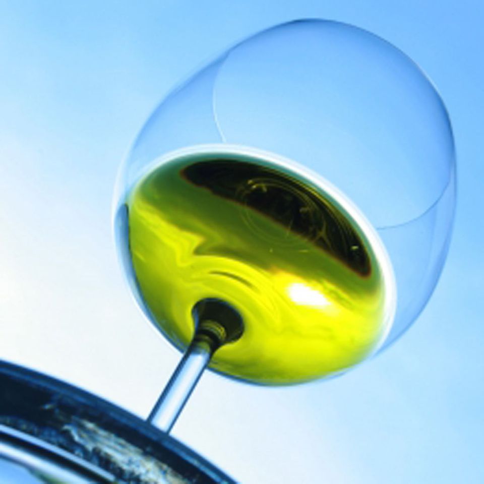 Olivenöl kann wie Wein degustiert werden Olivenöl kann wie Wein degustiert werden