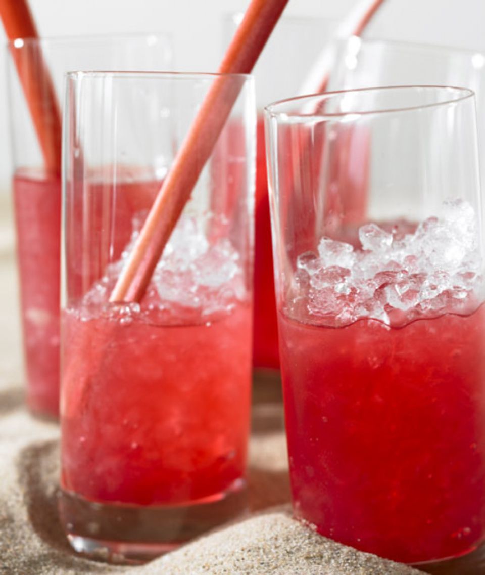 Leckerer Bio-Rhabarbersaft auf Eis Leckerer Bio-Rhabarbersaft auf Eis