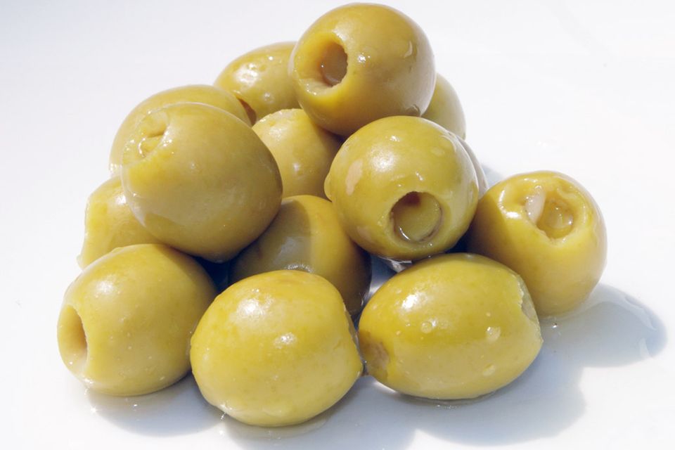 Spanische Manzanilla-Oliven mit Knoblauchpaste gefüllt