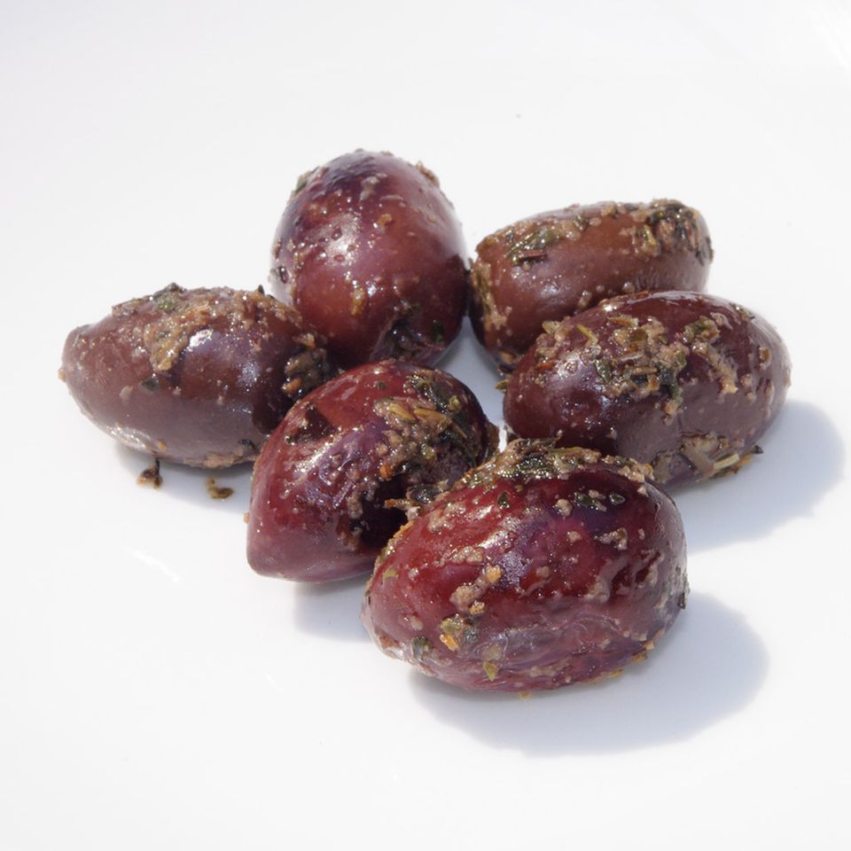 Griechische Kalamata-Oliven mit Kräutern
