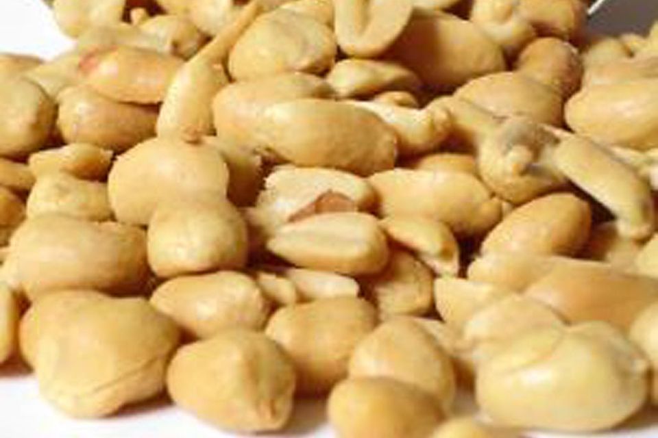 Phad Thai wird mit Erdnüssen garniert