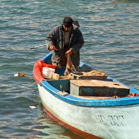 Bulgarischer Fischer am Schwarzen Meer