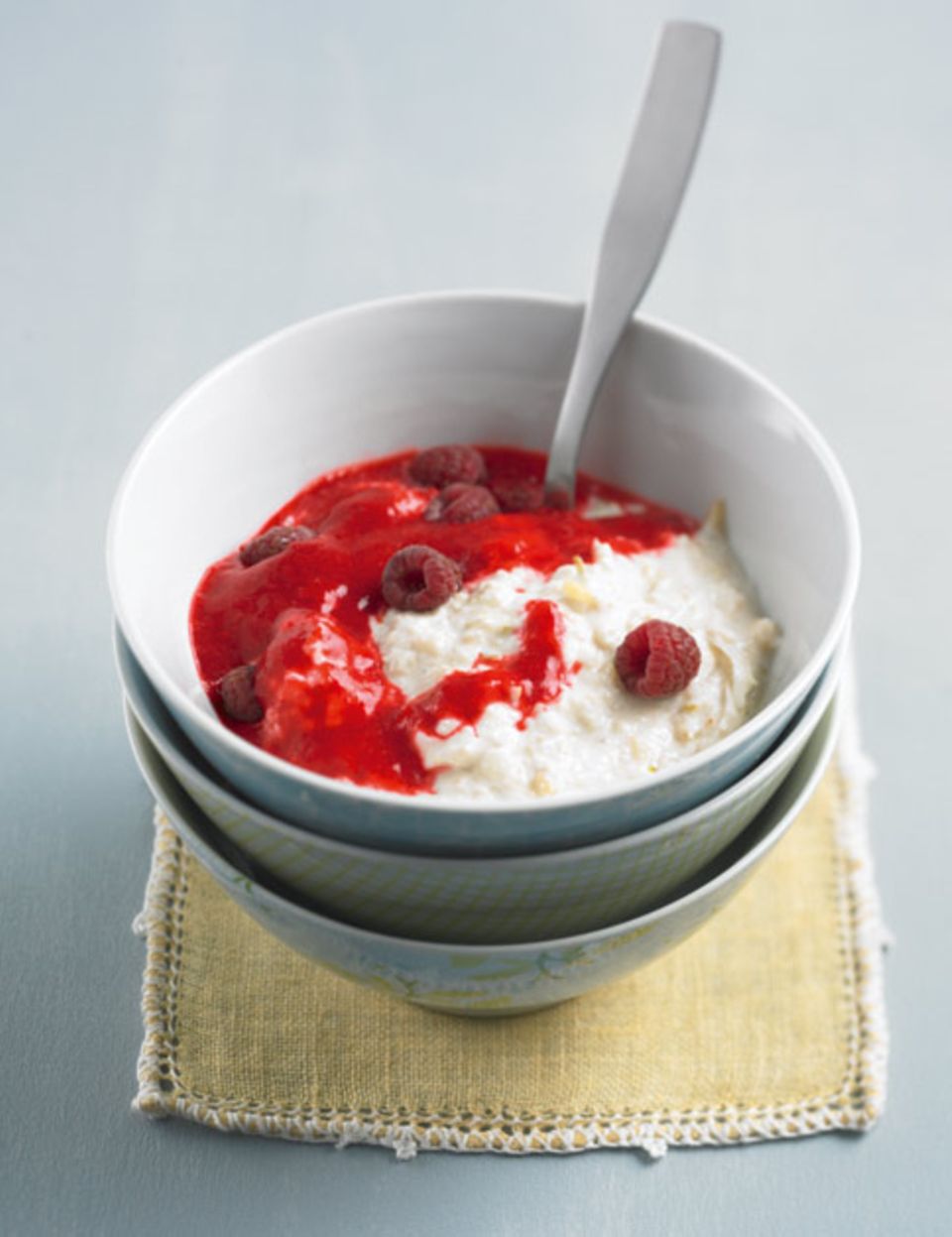 Weniger Zucker: Naturjoghurt mit Obst verfeinert Weniger Zucker: Naturjoghurt mit Obst verfeinert