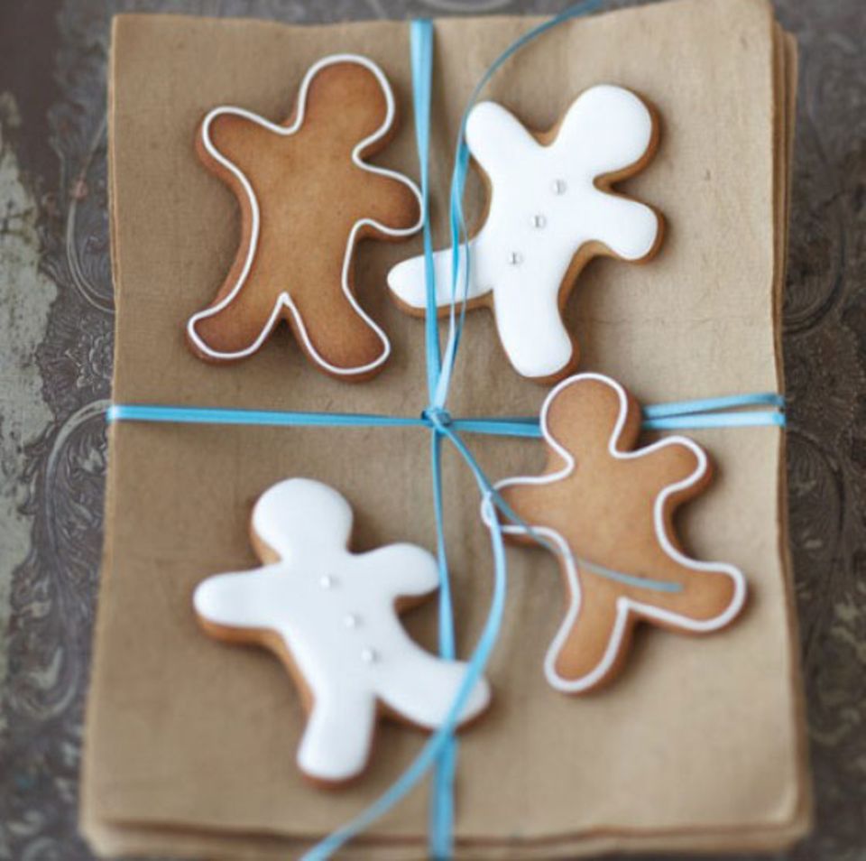 Gingerbread-People sind eine beliebte Form des braunen Lebkuchens Gingerbread-People sind eine beliebte Form des braunen Lebkuchens