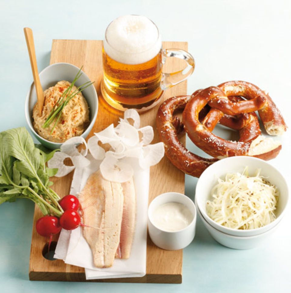 Brotzeit mit Obatzda, Brezn und Bia Brotzeit mit Obatzda, Brezn und Bia