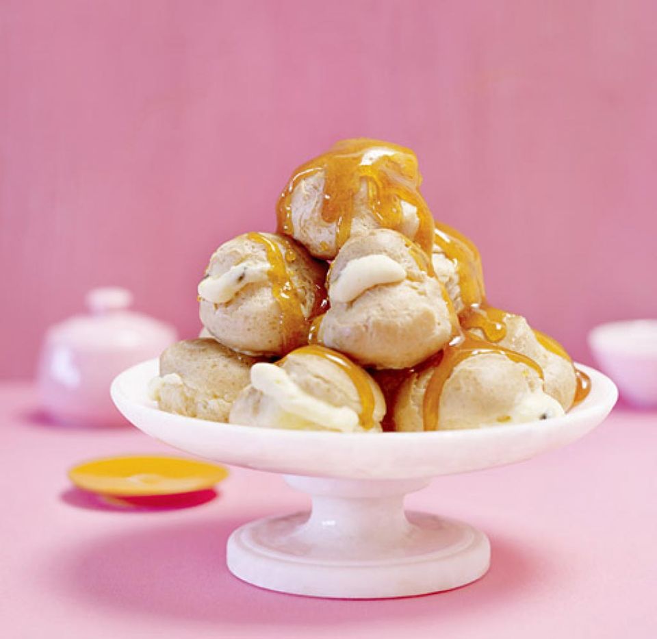 Passionsfrucht Profiteroles mit Karamell. Passionsfrucht Profiteroles mit Karamell.