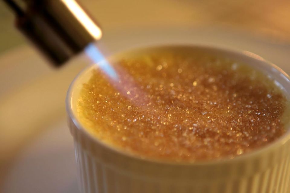 Karamell-Schicht auf Crème Brûlée. Karamell-Schicht auf Crème Brûlée.