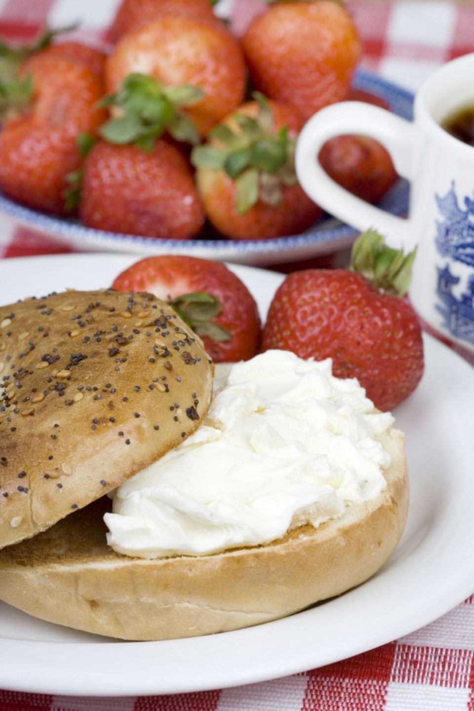 Fruchtige Variante: Bagel mit Frischkäse und Erdbeeren Fruchtige Variante: Bagel mit Frischkäse und Erdbeeren