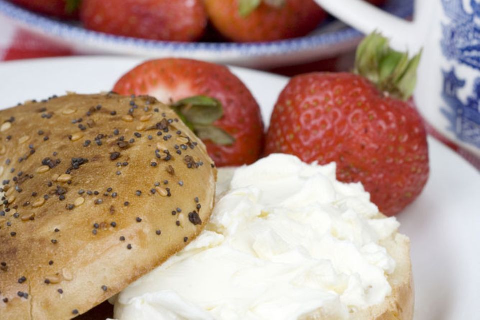 "Milchiges" Gericht: Bagel mit Frischkäse und Erdbeeren