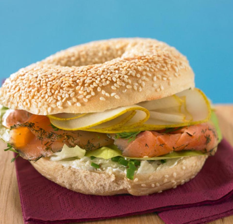 Bagel mit Frischkäse und Lachs ist ein Klassiker Bagel mit Frischkäse und Lachs ist ein Klassiker