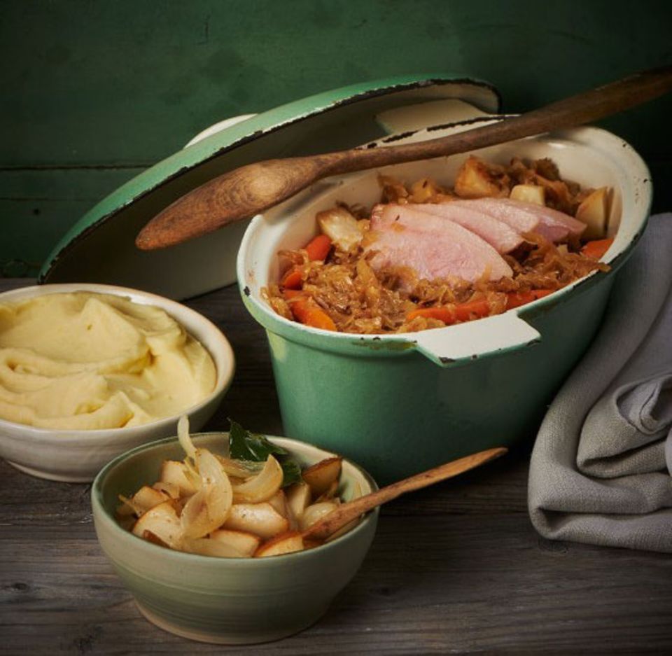 Die Schweinebacke gibt beim schonenden Schmoren das rauchig herzhafte Aroma an das Sauerkraut ab Die Schweinebacke gibt beim schonenden Schmoren das rauchig herzhafte Aroma an das Sauerkraut ab