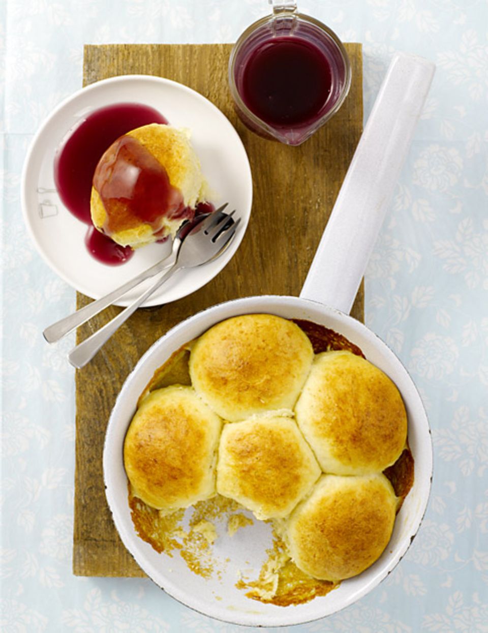 Buchteln mit Glühweinsauce Buchteln mit Glühweinsauce
