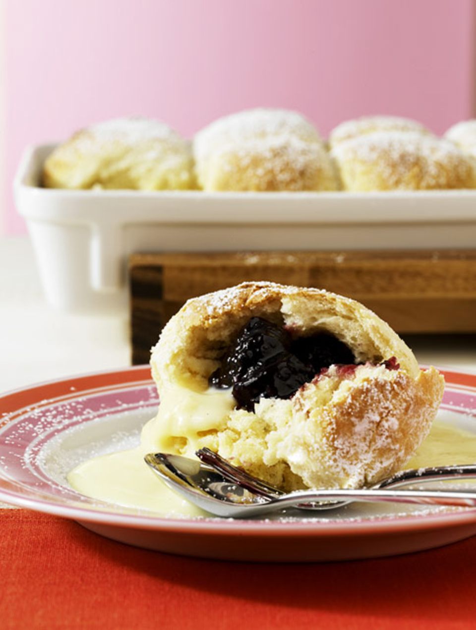 Buchteln mit Brombeer-Füllung Buchteln mit Brombeer-Füllung