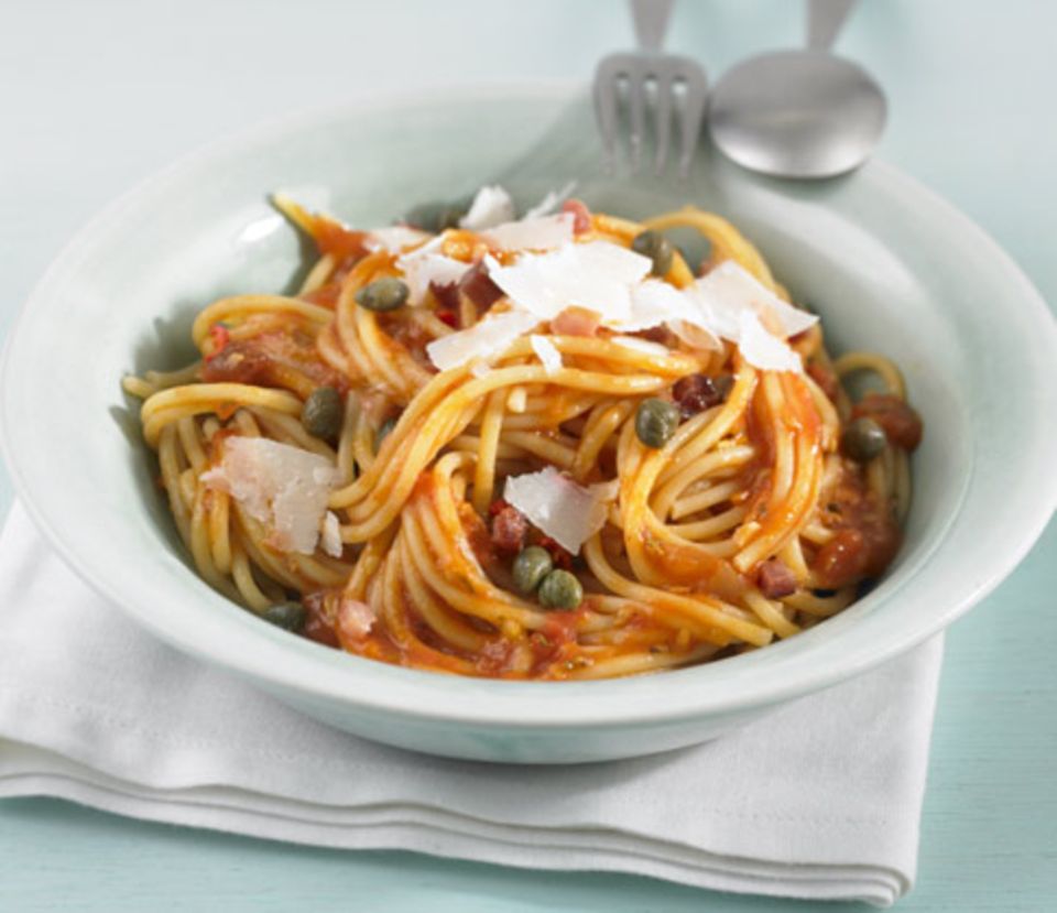 Pasta all'arrabbiata ist ein Klassiker der italienischen Küche Pasta all'arrabbiata ist ein Klassiker der italienischen Küche