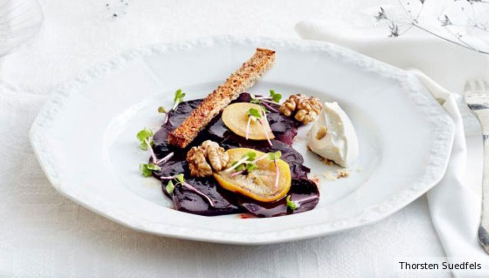 Rote Bete als feine Vorspeise: Rote-Bete-Salat mit Salzzitrone und Käse-Mousse Rote Bete als feine Vorspeise: Rote-Bete-Salat mit Salzzitrone und Käse-Mousse
