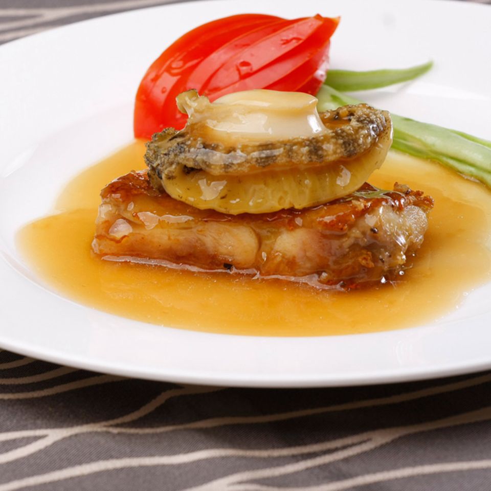 Seeschnecke (Abalone) ist in der Shandong Küche eine Delikatesse Seeschnecke (Abalone) ist in der Shandong Küche eine Delikatesse