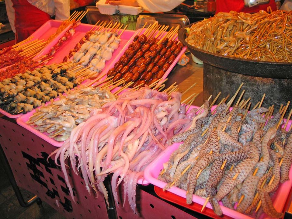 Nicht alles, was auf chinesischen Märkten angeboten wird, ist aus westlicher Sicht appetitlich Nicht alles, was auf chinesischen Märkten angeboten wird, ist aus westlicher Sicht appetitlich