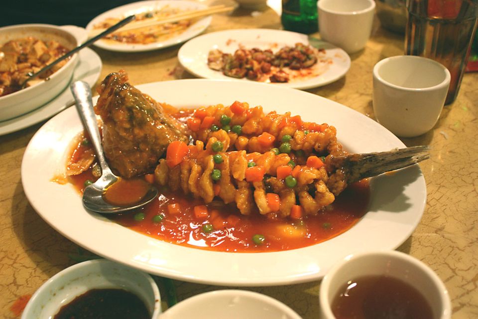 Bekanntes Gericht der Jiangsu Küche: Fisch in Eichhörnchen-Form Bekanntes Gericht der Jiangsu Küche: Fisch in Eichhörnchen-Form