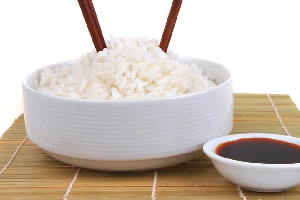 So bitte nicht! Stäbchen in den Reis stecken, ist in China ein Fauxpas
