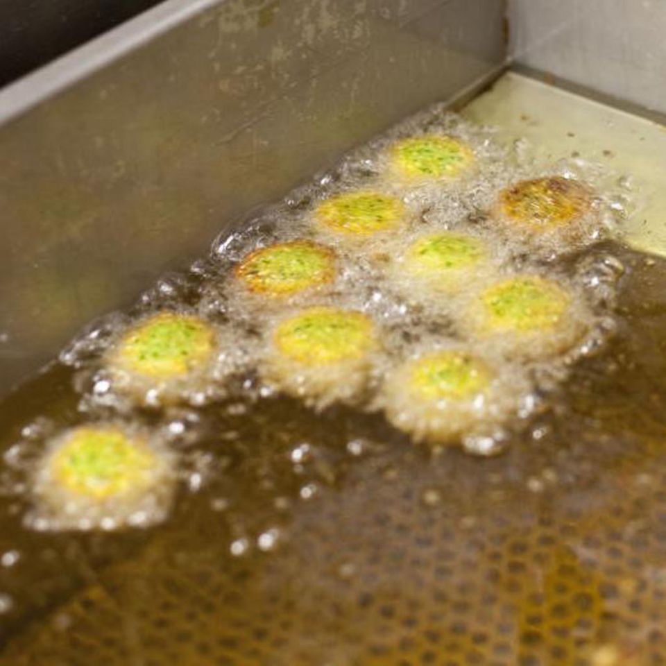 Falafel in reichlich Fett ausbacken Falafel in reichlich Fett ausbacken