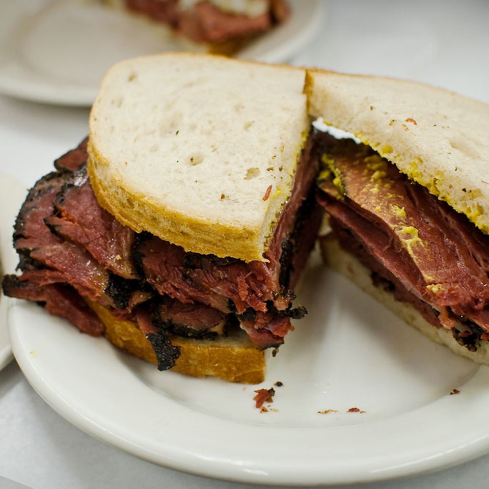 Amerikanischer Klassiker: Pastrami auf Roggenbrot Amerikanischer Klassiker: Pastrami auf Roggenbrot