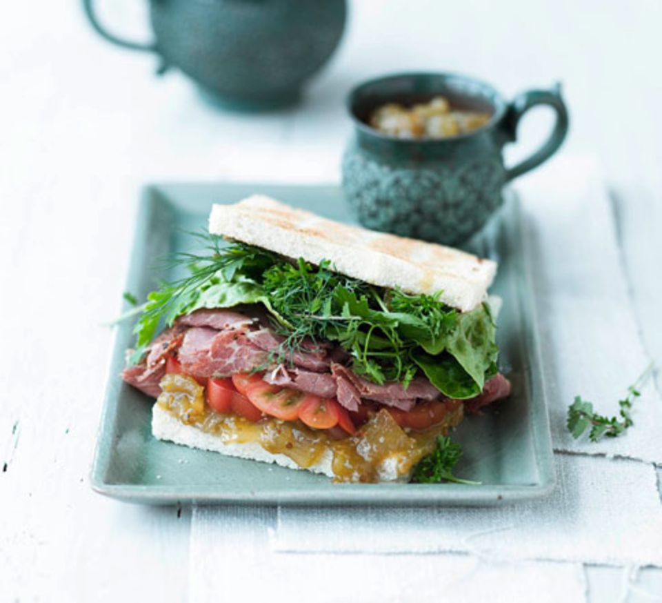 Sandwich mit grünem Tomaten-Relish und Pastrami Sandwich mit grünem Tomaten-Relish und Pastrami