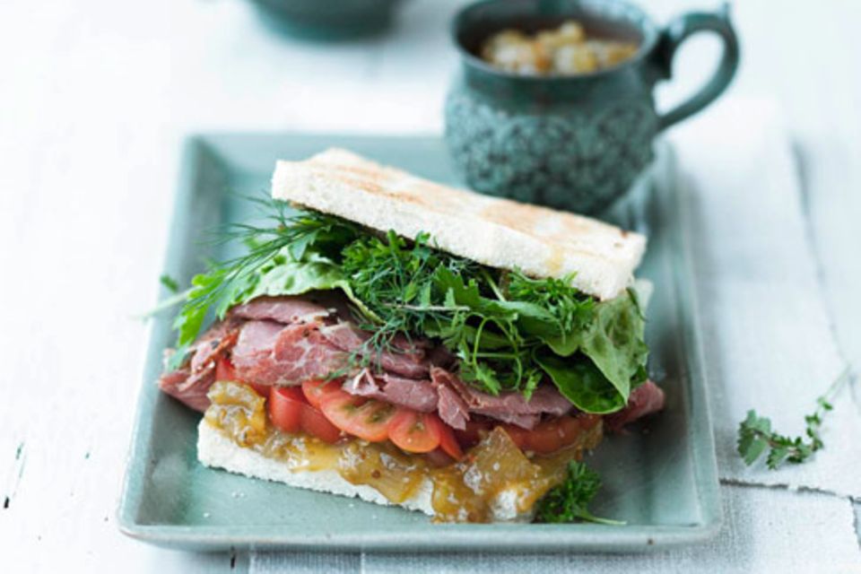 Sandwich mit grünem Tomaten-Relish und Pastrami