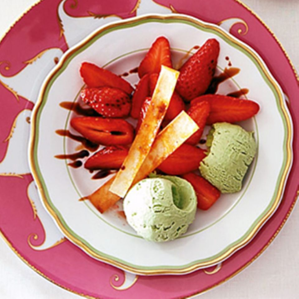 Basilikumeis mit Balsamico-Erdbeeren Basilikumeis mit Balsamico-Erdbeeren