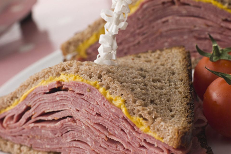 Pastrami-Sandwich mit Roggengbrot und Senf ist der Klassiker der Deli Küche