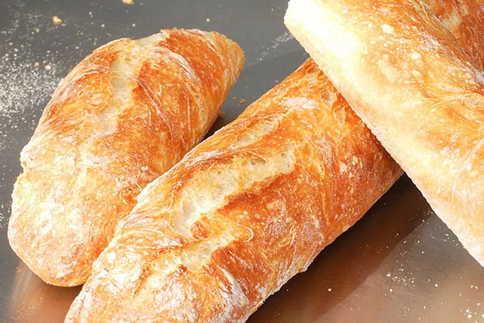 Knuspriges weißes Brot passt gut zu Rillette