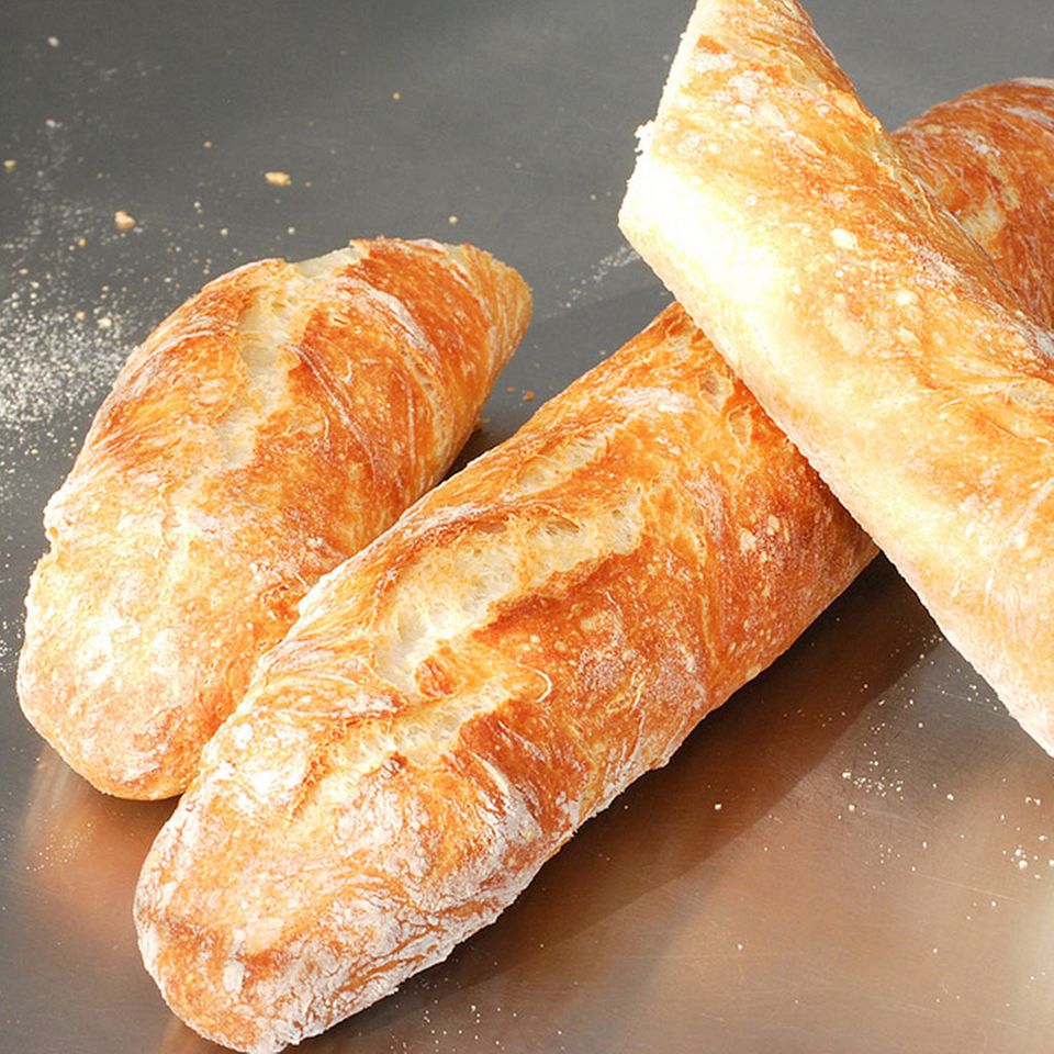 Knuspriges weißes Brot passt gut zu Rillette Knuspriges weißes Brot passt gut zu Rillette