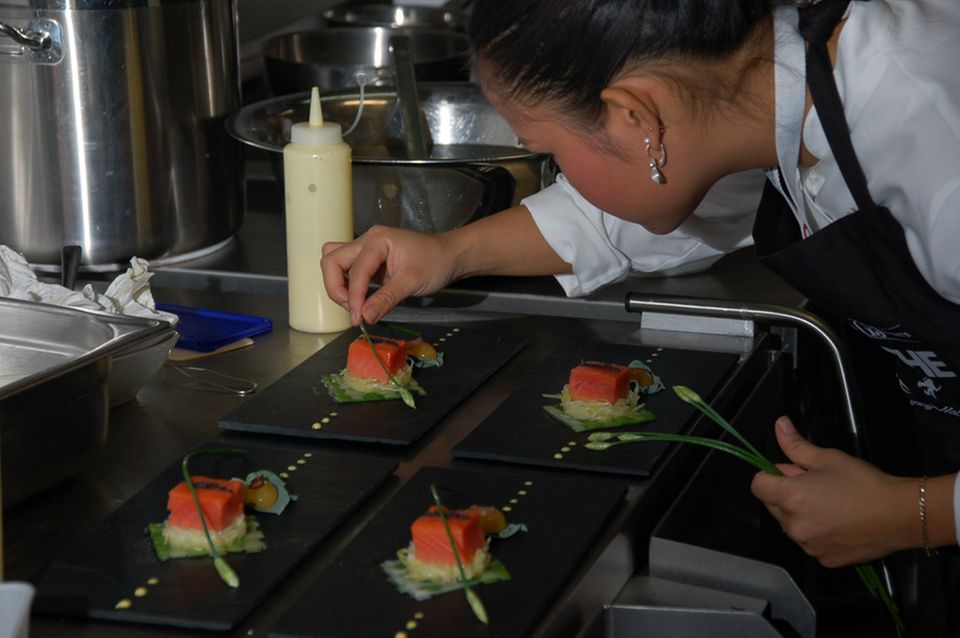 Yemi Kummetz richtet "Gebeizter King Salmon auf Lachsmosaik mit Ananasravioli und Wasabischaum" an Yemi Kummetz richtet "Gebeizter King Salmon auf Lachsmosaik mit Ananasravioli und Wasabischaum" an