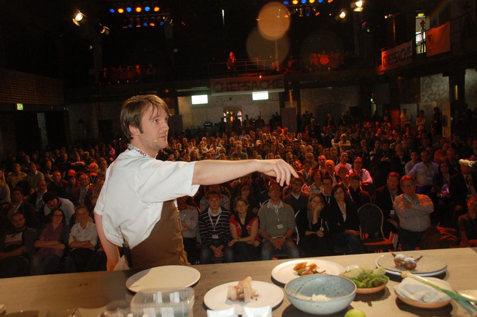 René Redzepi vor dem vollbesetzten Saal im E-Werk René Redzepi vor dem vollbesetzten Saal im E-Werk