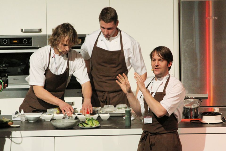 René Redzepi erklärt die Gerichte, die sein Köcheteam zubereitet René Redzepi erklärt die Gerichte, die sein Köcheteam zubereitet