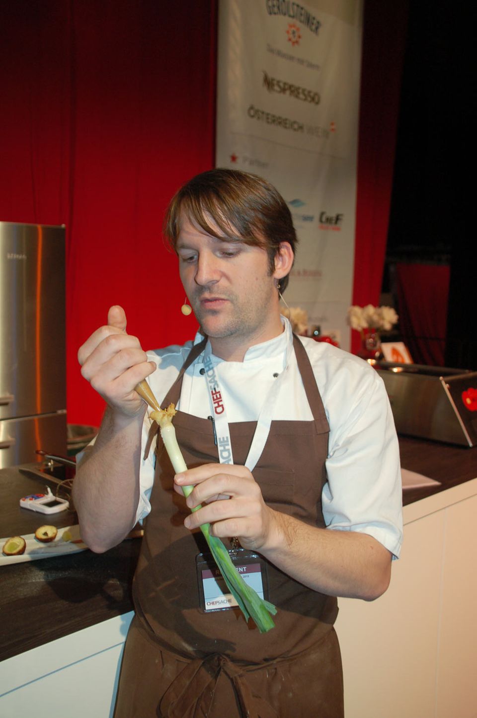 Redzepi bereitet Lauch zu Redzepi bereitet Lauch zu