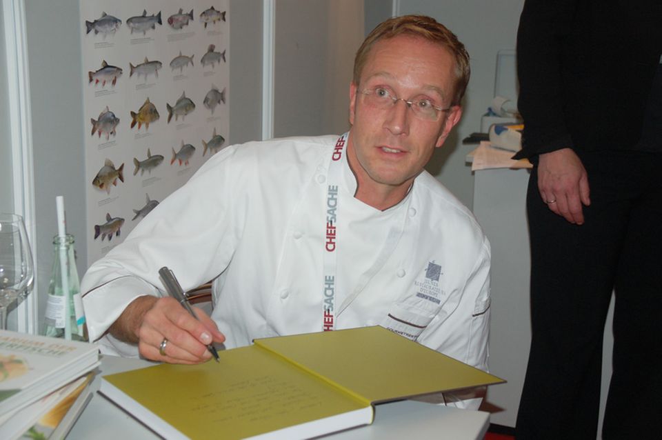 Nils Henkel signiert sein Buch "Pure Nature" Nils Henkel signiert sein Buch "Pure Nature"