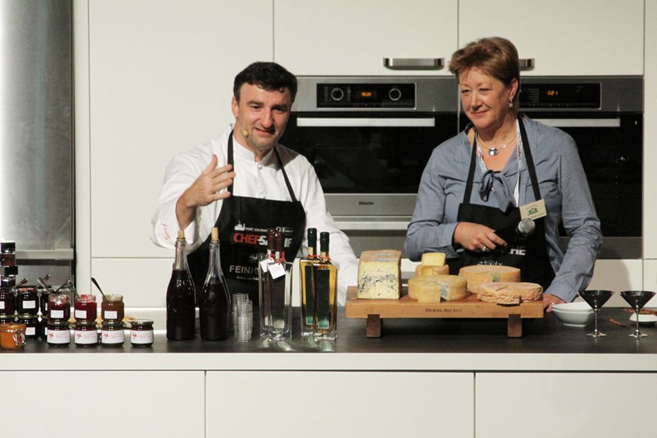 Johannes King mit Martina Metzger-Petersen und ihrem Käse Johannes King mit Martina Metzger-Petersen und ihrem Käse