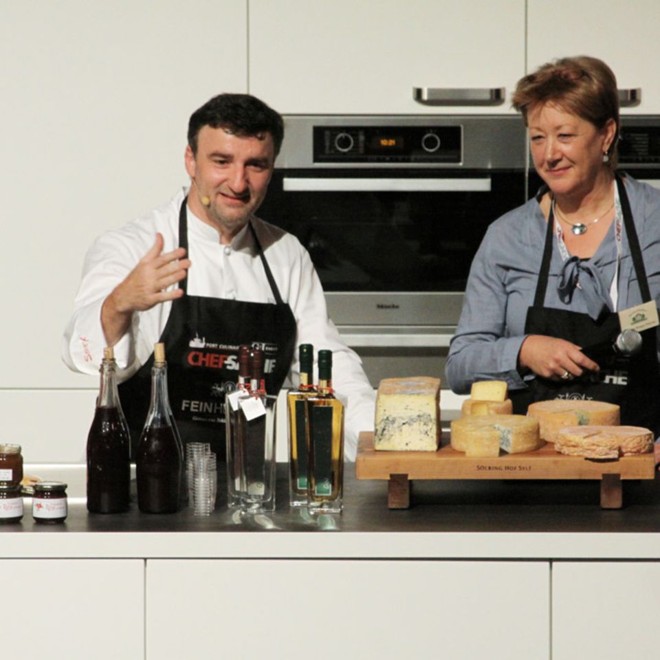 Johannes King mit Martina Metzger-Petersen und ihrem Käse