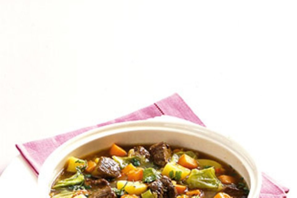 Nelken, Lorbeerblätter und Kümmel machen Stew wunderbar würzig. Nelken, Lorbeerblätter und Kümmel machen Stew wunderbar würzig.