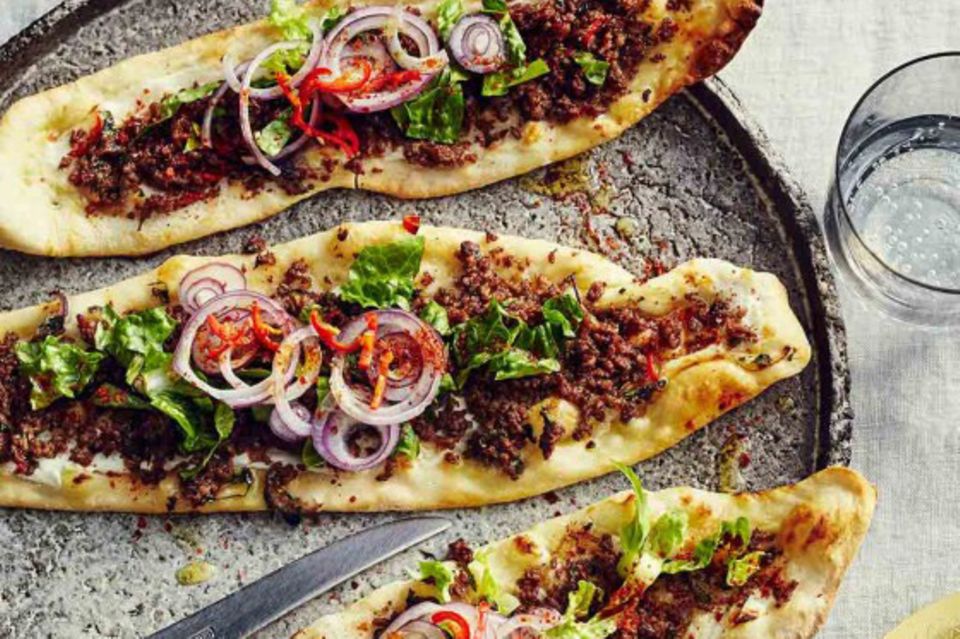 Pide gefüllt mit Lammhack, Chili, Salat und roten Zwiebeln