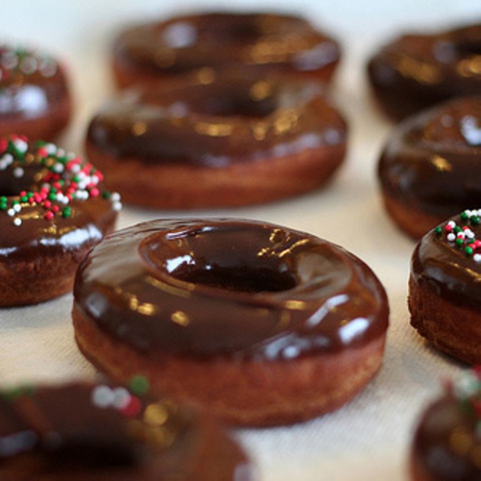 Donuts mit Schokolade überzogen
