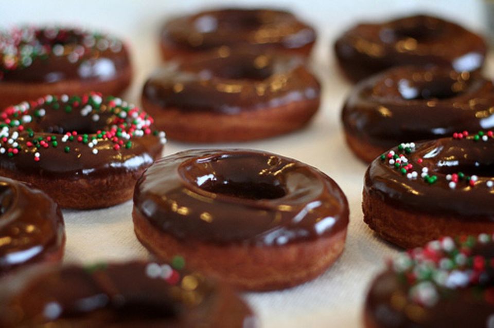 Donuts mit Schokolade überzogen Donuts mit Schokolade überzogen