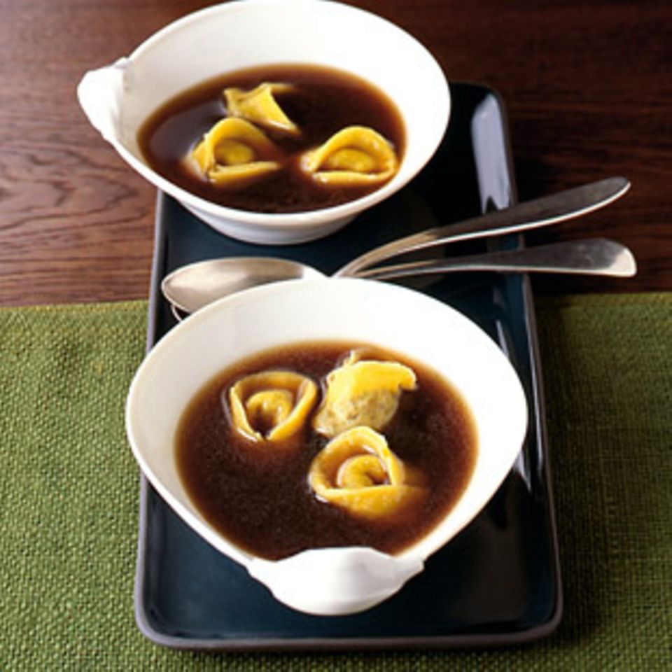 Ochsenschwanzsuppe mit Tortellini. Ochsenschwanzsuppe mit Tortellini.